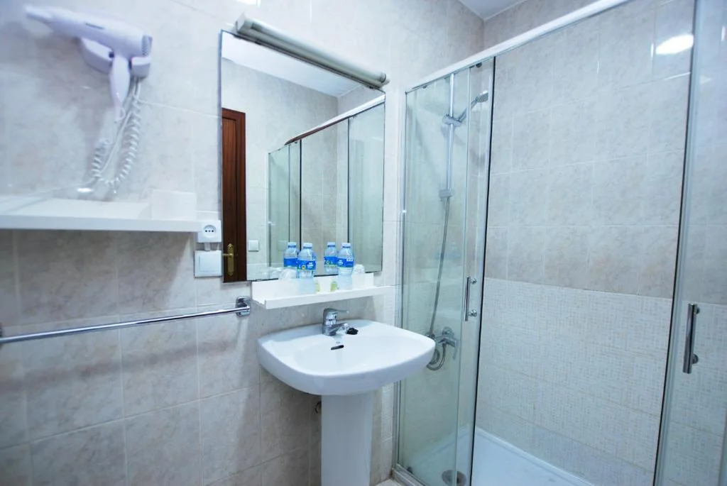 Doppelzimmer mit eigenem Bad — Hotel Tres Leones