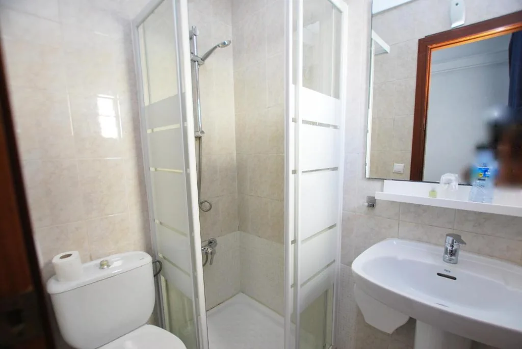 Einzelzimmer mit eigenem Bad — Hotel Tres Leones
