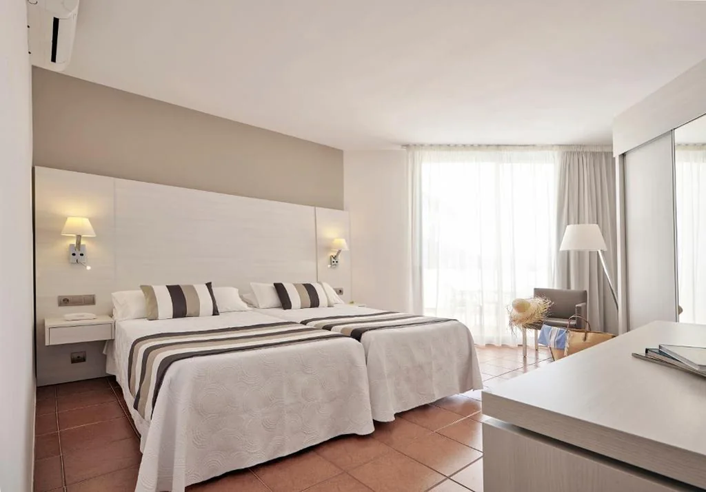 Chambre double avec terrasse - 1 ou 2 lits — Hotel Tres Torres