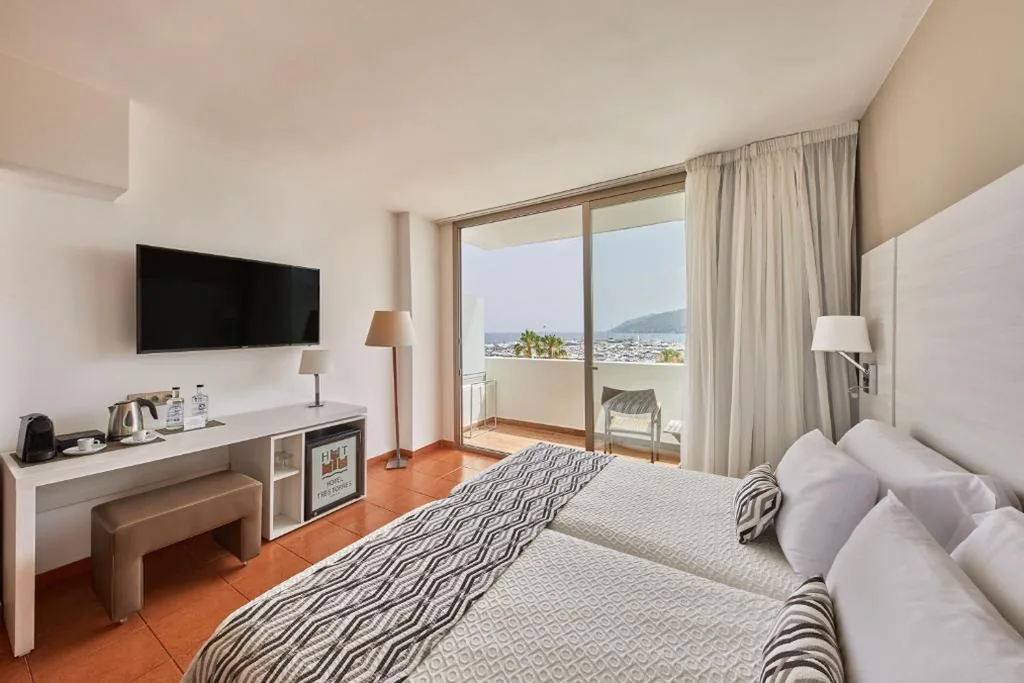 Chambre double avec vue sur la mer et terrasse — Hotel Tres Torres