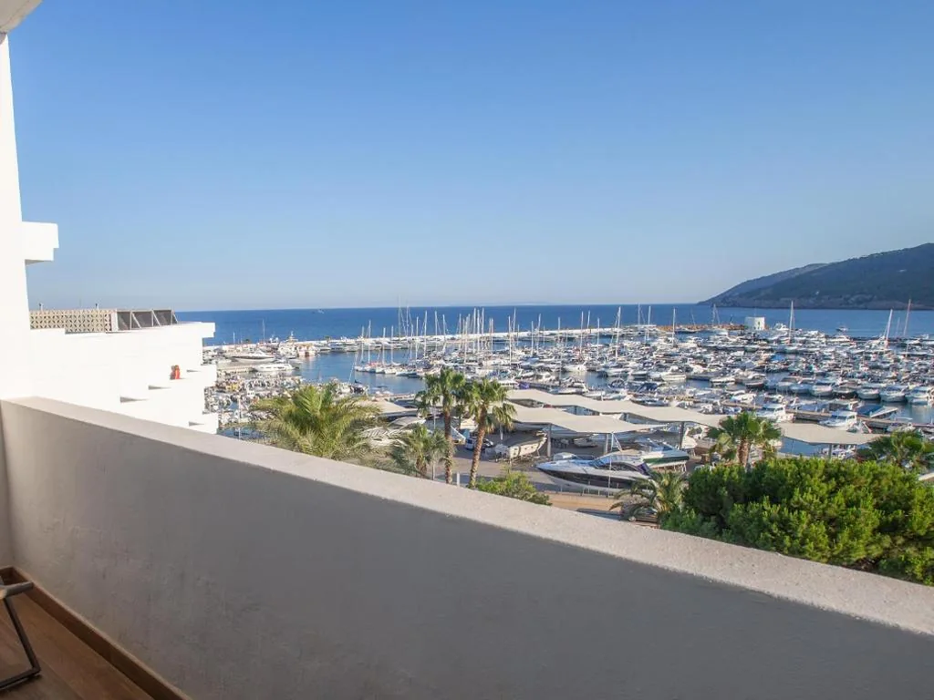Chambre double Deluxe avec terrasse et vue sur la mer — Hotel Tres Torres