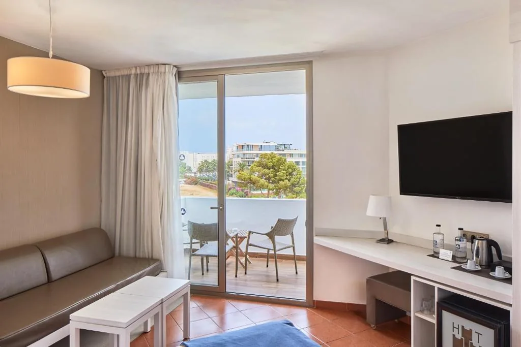 Chambre double supérieure avec terrasse et vue sur le jardin — Hotel Tres Torres