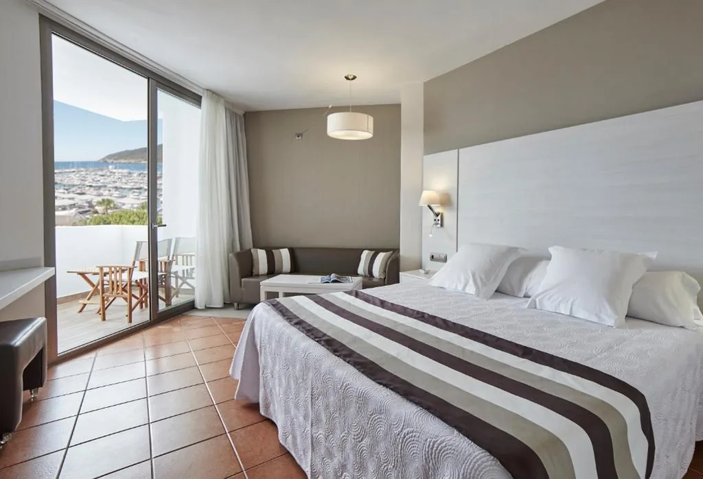 Chambre double supérieure avec terrasse et vue sur la mer — Hotel Tres Torres
