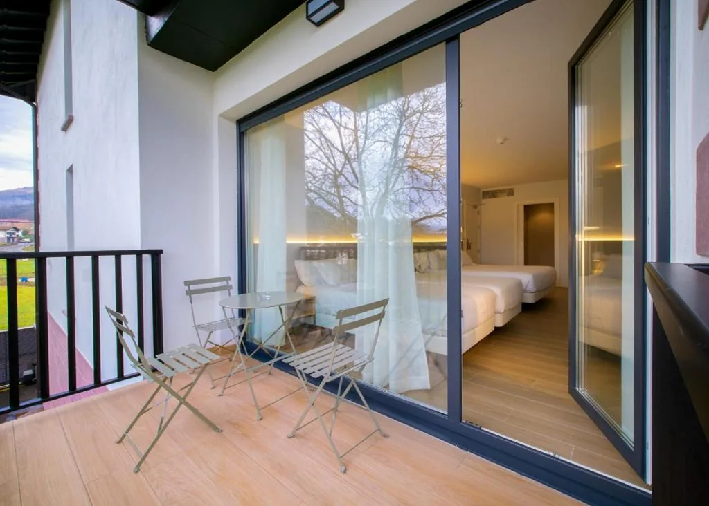 Driepersoonskamer met balkon — Hotel Trinkete
