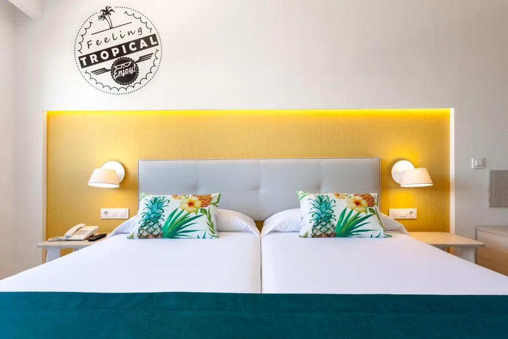 Suite met uitzicht op het zwembad — Hotel Tropical Park