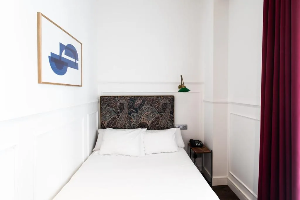 Economy Double Room with Balcony — Hotel Trueba