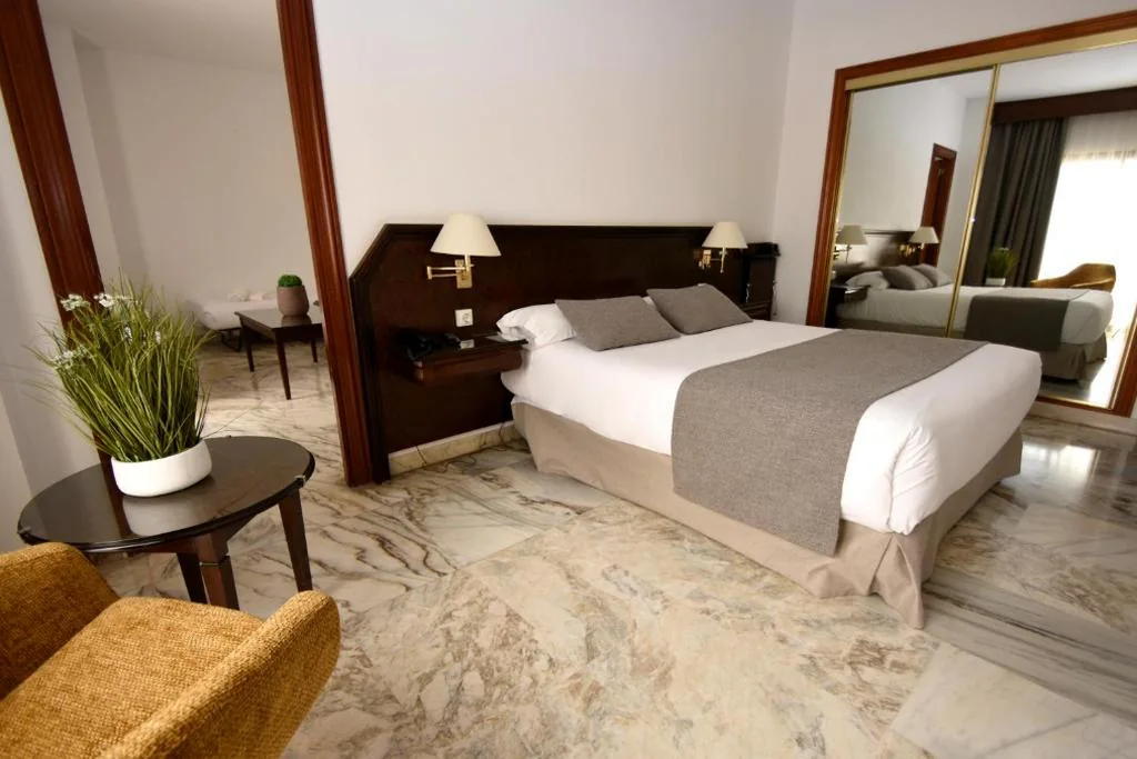 Zimmer mit großem Bett — Hotel Turia Valencia