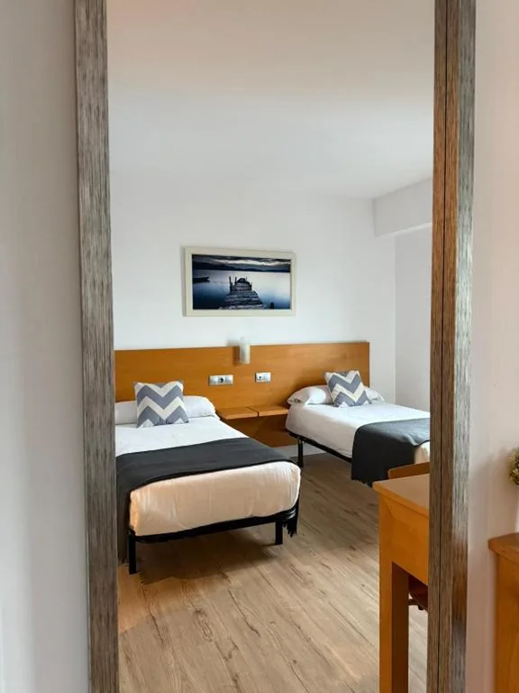 Habitación Doble con baño privado - 2 camas — Hotel Txintxua