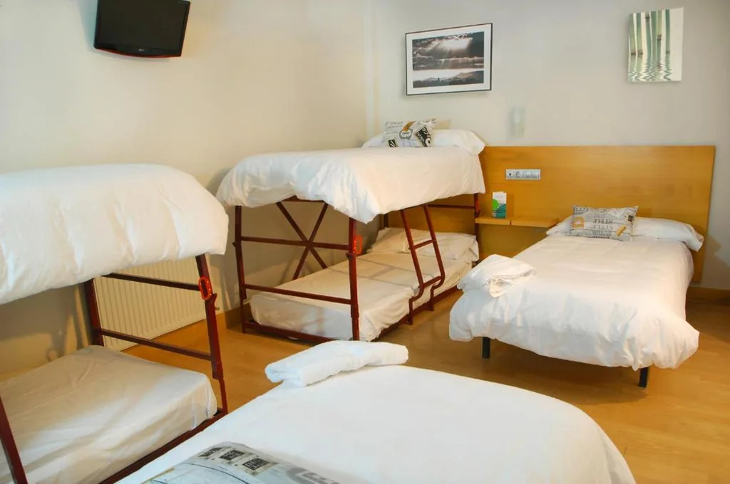 Habitación Familiar con baño privado — Hotel Txintxua