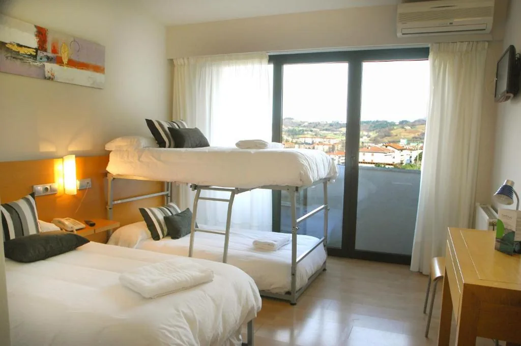 Habitación Triple con baño privado — Hotel Txintxua