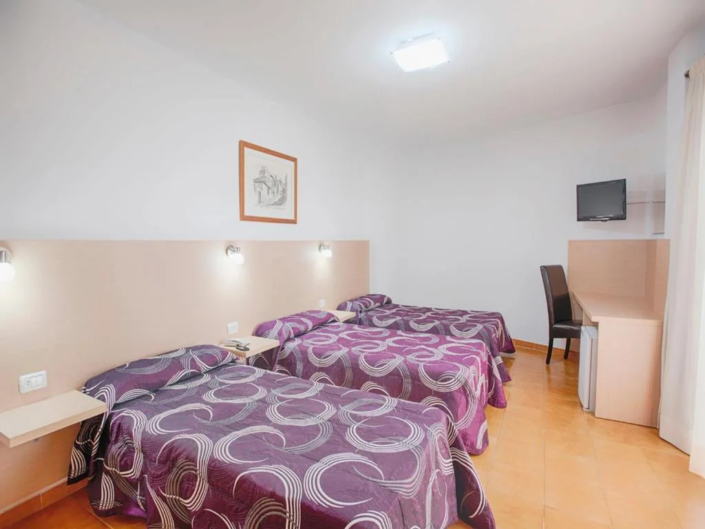 Dreibettzimmer — Hotel Ucanca