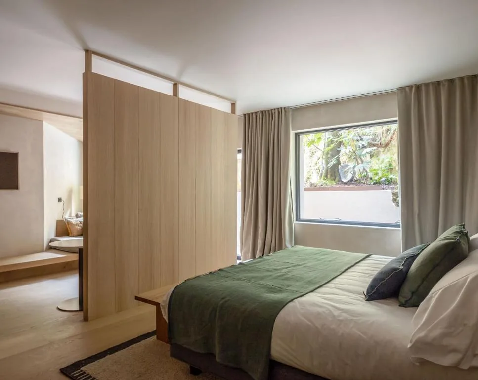 Chambre avec grand lit et vue sur le jardin — Hotel Ur Bare