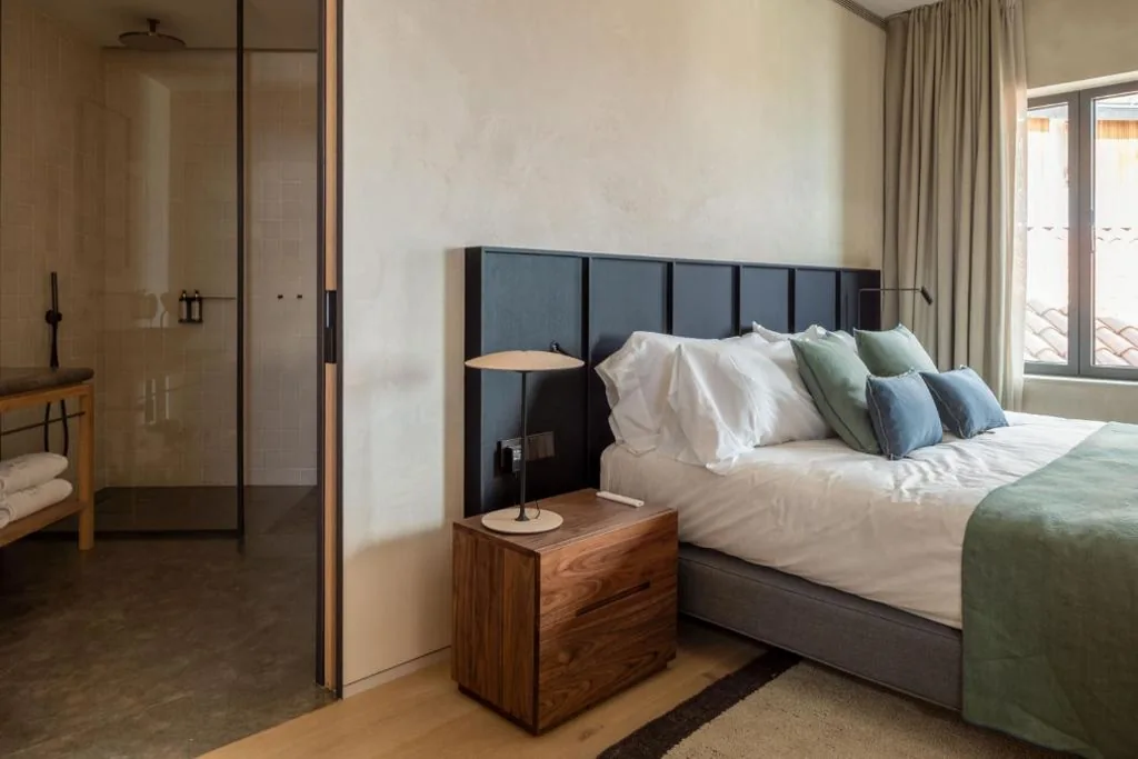 Chambre avec grand lit et vue sur la mer — Hotel Ur Bare