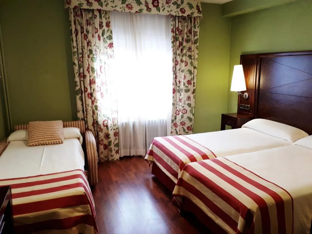 Habitación Doble con cama supletoria (2 adultos + 1 niño) — Hotel Urogallo