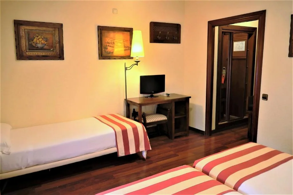 Habitación Doble con cama supletoria — Hotel Urogallo