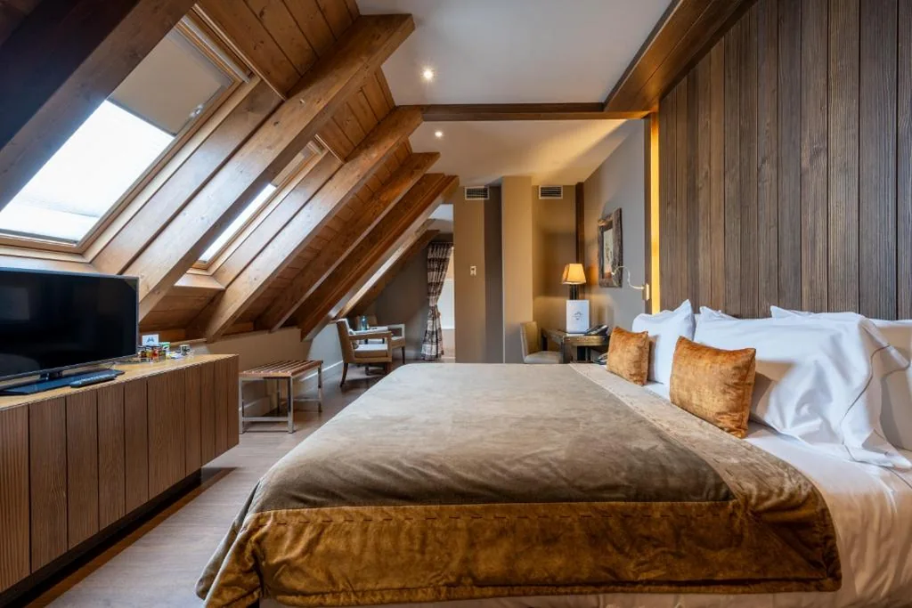 Habitación Superior Neu (2 adultos + 1 niño) — Hotel Val de Neu G.L.