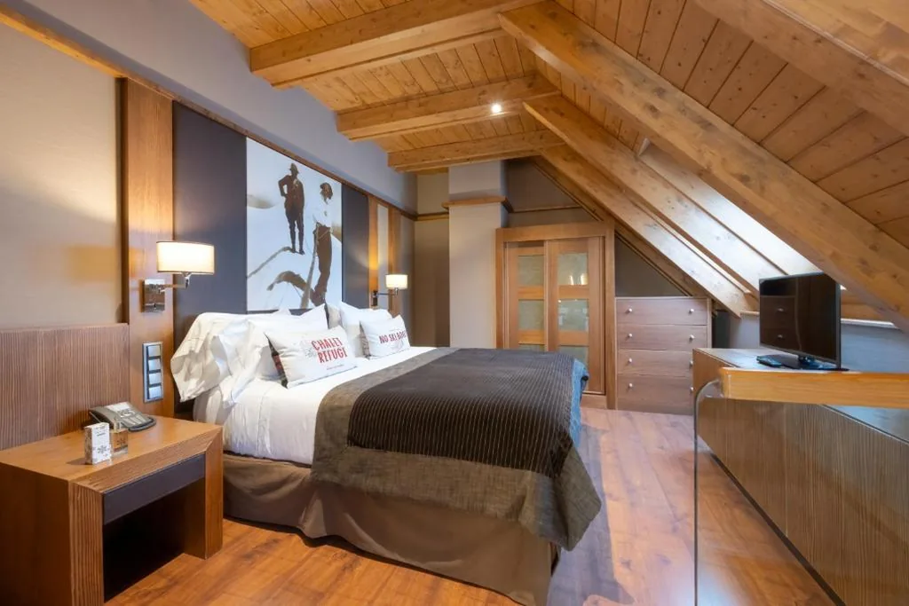 Suite Junior Neu (2 adultos + 1 niño) — Hotel Val de Neu G.L.