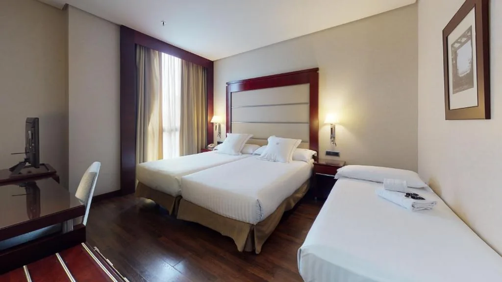 Chambre double avec lit d’appoint — Hotel Valencia Center