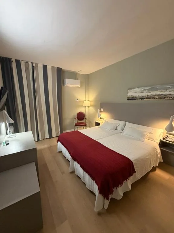 Doppelzimmer mit Balkon - 1 oder 2 Betten — Hotel Valjunco