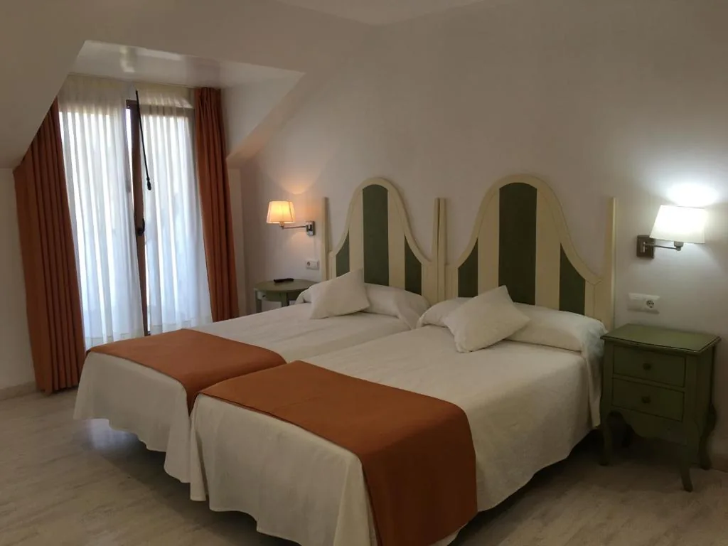 Camera quadrupla basic (2 adulti + 2 bambini) — Hotel Valle de Cabezón