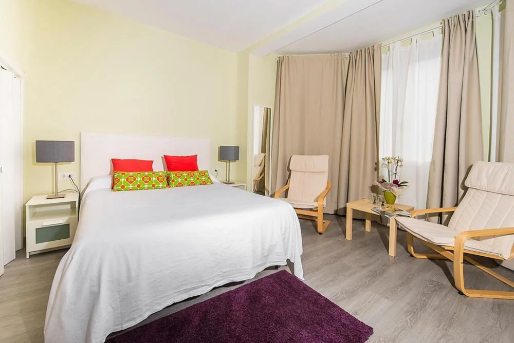 Zimmer mit großem Doppelbett — Hotel Valle del Oja
