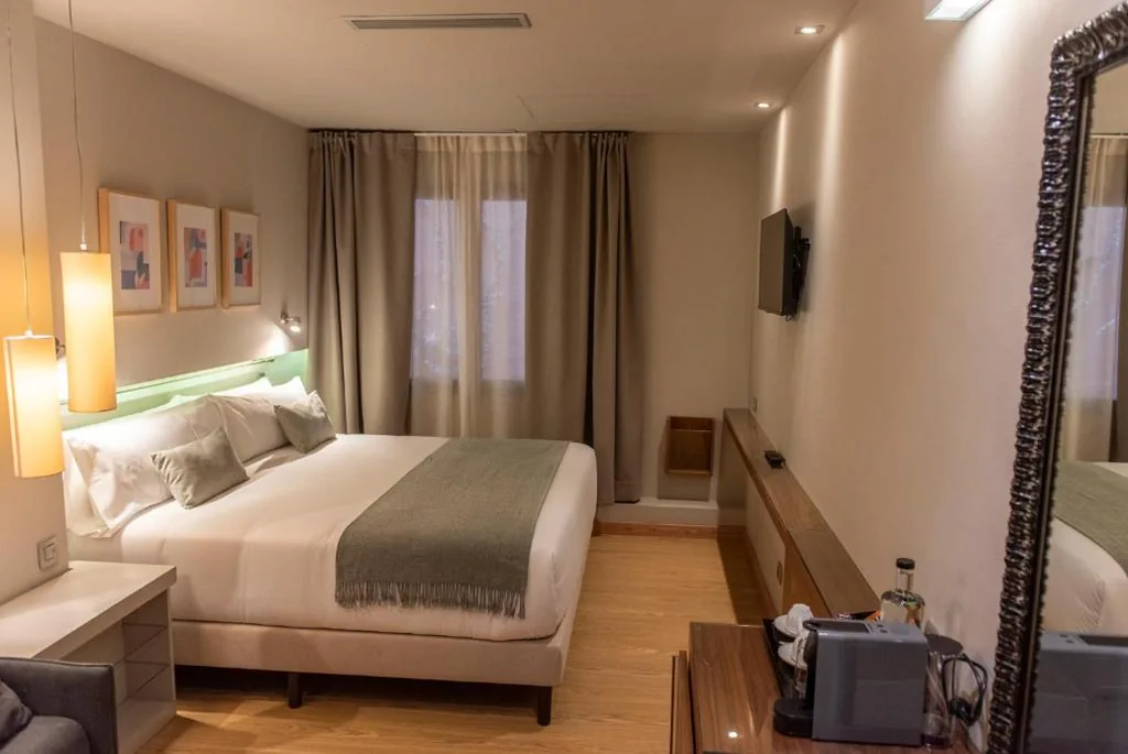 Standard Double Interior — Hotel Vasanta