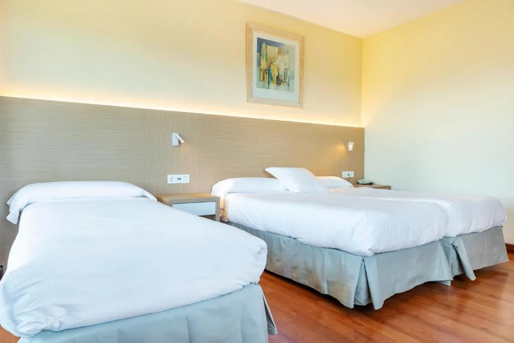 Dreibettzimmer mit Terrasse — Hotel Vejo