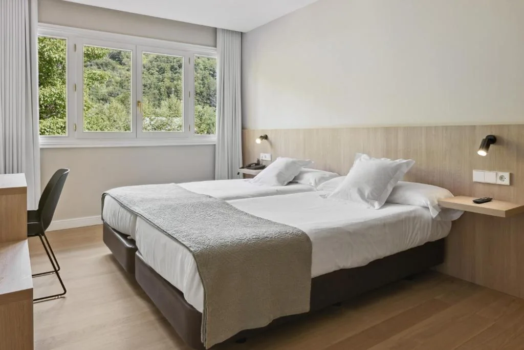 Habitación Doble con cama supletoria - 2 camas — Hotel Venta de Etxalar
