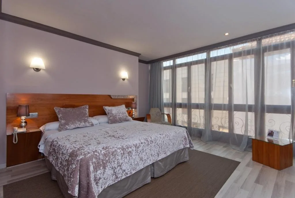 Doppelzimmer mit 2 Betten — Hotel Vetusta