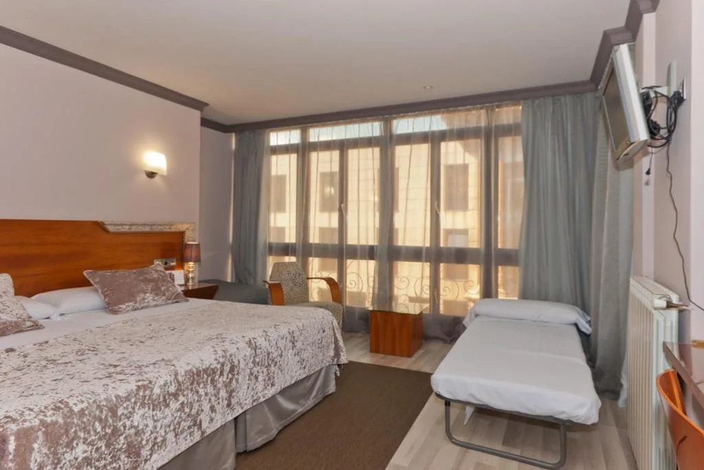 Dreibettzimmer — Hotel Vetusta