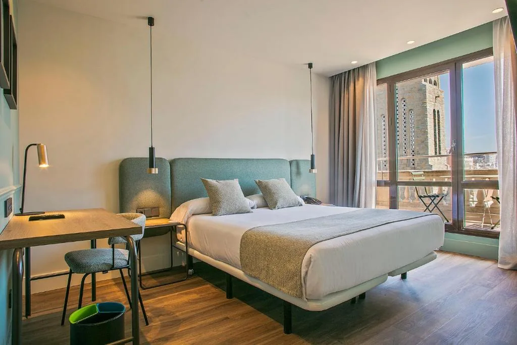 Chambre avec grand lit et balcon — Hotel Via Augusta