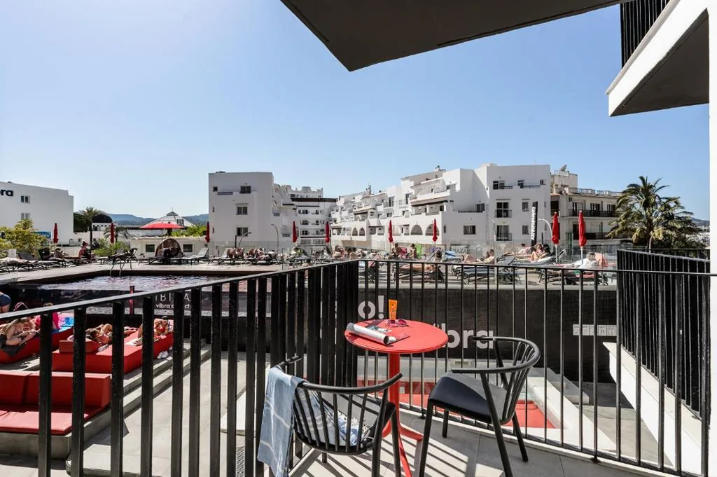 Tweepersoonskamer met uitzicht op het zwembad - 2 bedden — Hotel Vibra District - Adults Only