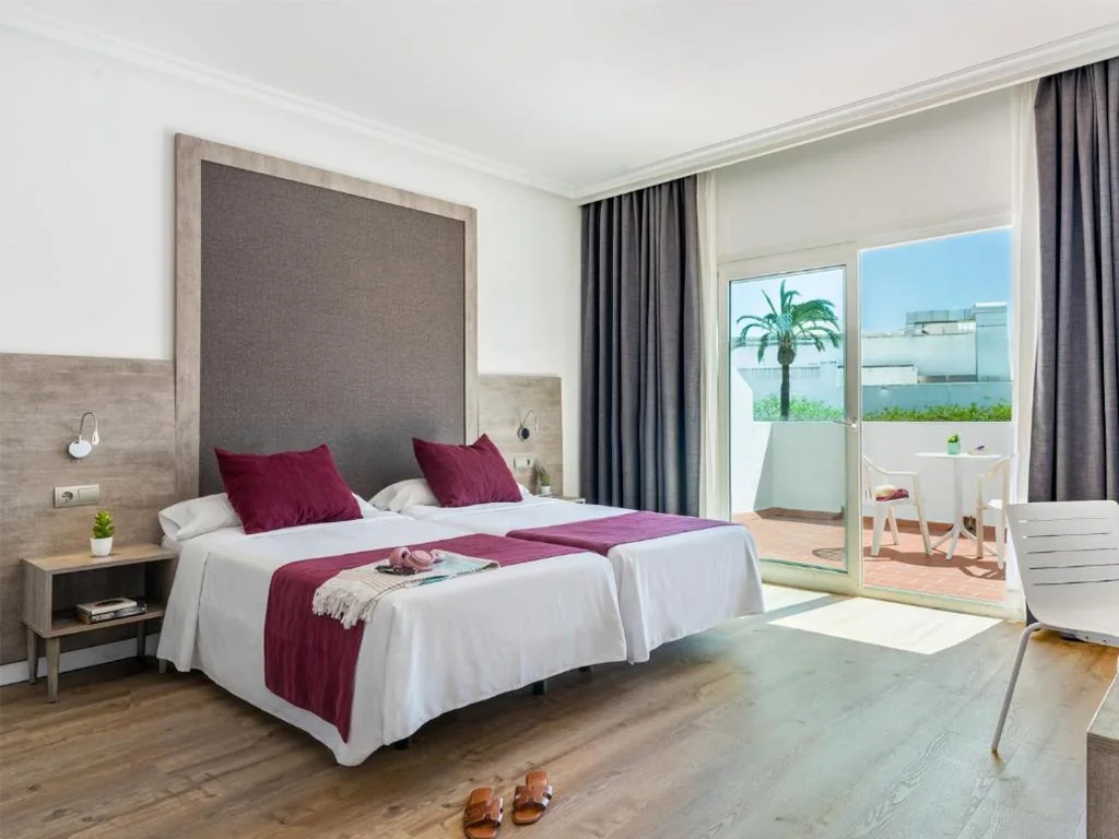 Zweibettzimmer mit Terrasse und Poolblick — Hotel Vibra Marco Polo I - Adults only