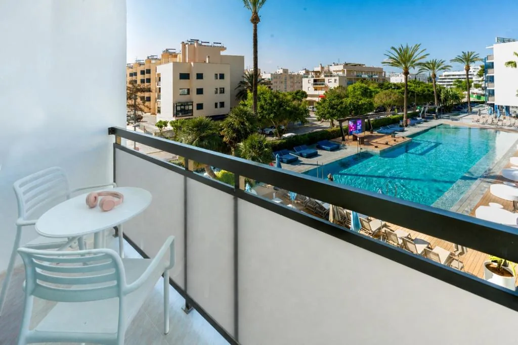 Doppelzimmer mit Poolblick und 2 Betten — Hotel Vibra Mare Nostrum