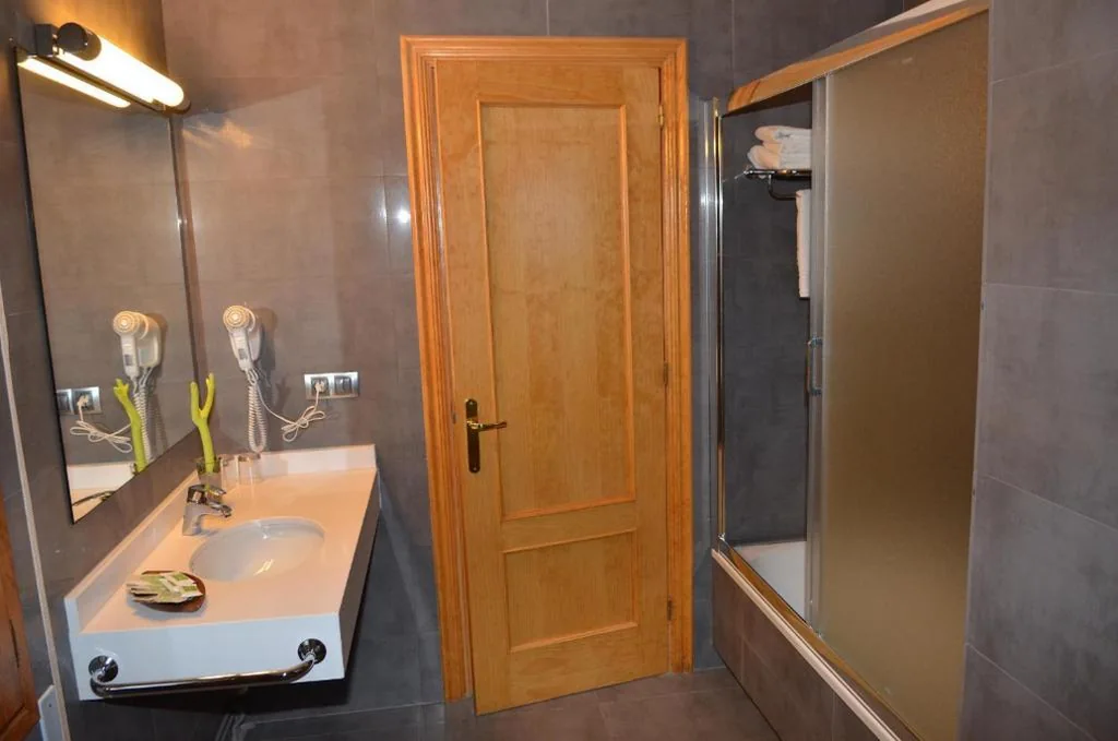 Chambre Double Standard avec lit d’appoint — Hotel Victor