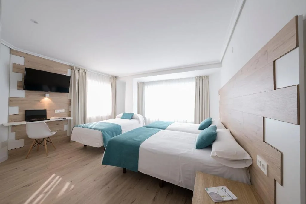 Habitación Triple Estándar — Hotel VIDA Finisterre Centro