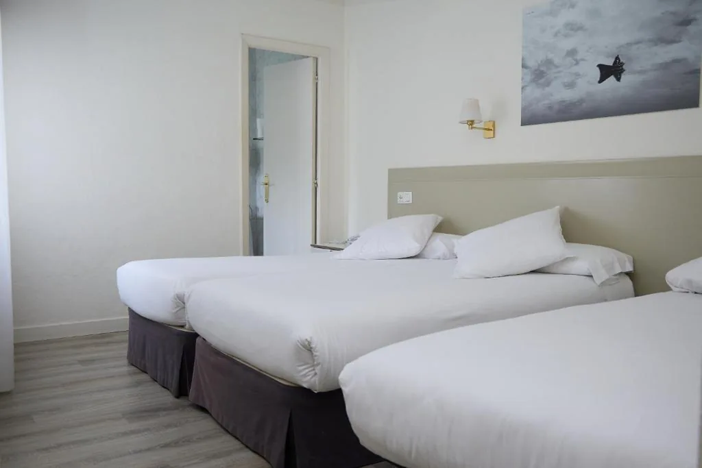 Camera doppia con letto aggiunto - 2 letti — Hotel Vigo Plaza