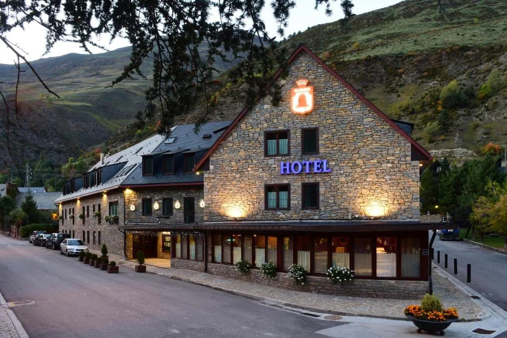 ダブルルーム - シングルベッド2台またはダブルベッド1台 — Hotel Vilagaros