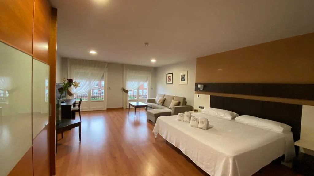 Deluxe Suite mit Whirlpool — Hotel Villa de Andosilla