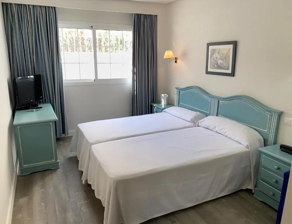 Alojamento Duplo Básico com janela — Hotel Villa de Laredo