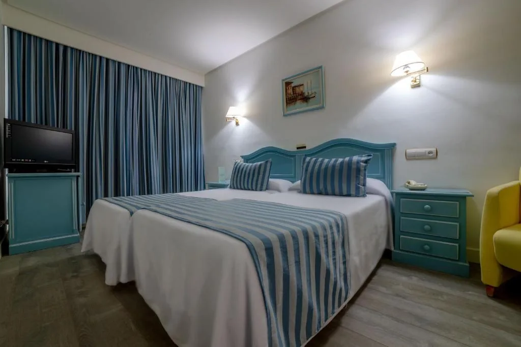 Quarto Duplo Standard com varanda - 1 ou 2 camas — Hotel Villa de Laredo