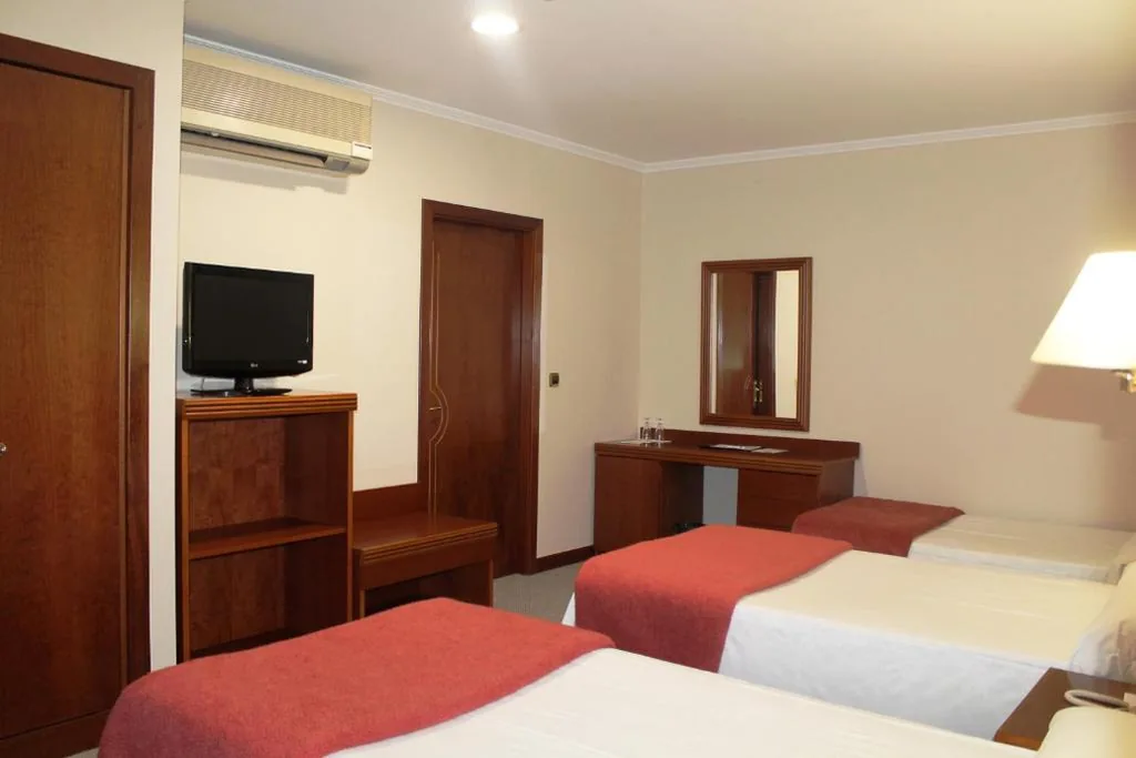 Habitación Triple Básica — Hotel Villa de Marin