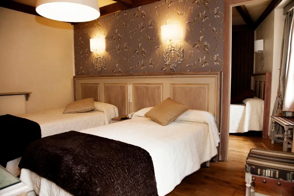 Quarto Familiar (2 adultos e 2 crianças) — Hotel Villa de Torla