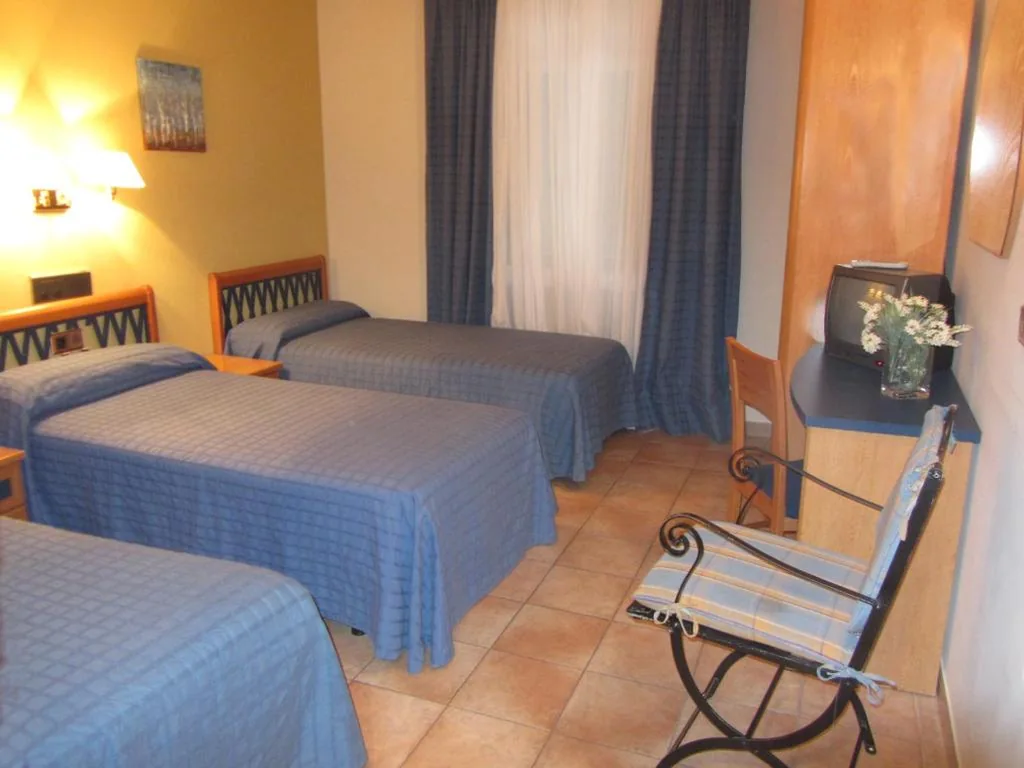 Habitación Triple — Hotel Villa de Utrillas