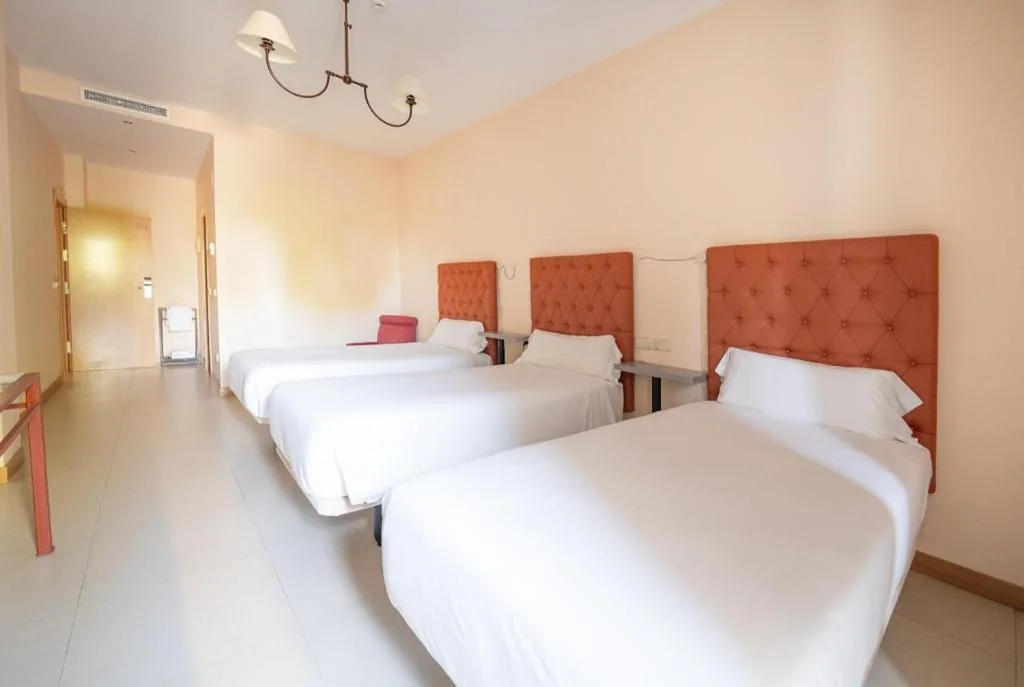 Quarto Triplo — Hotel Villa Marcilla by Pandora Hoteles