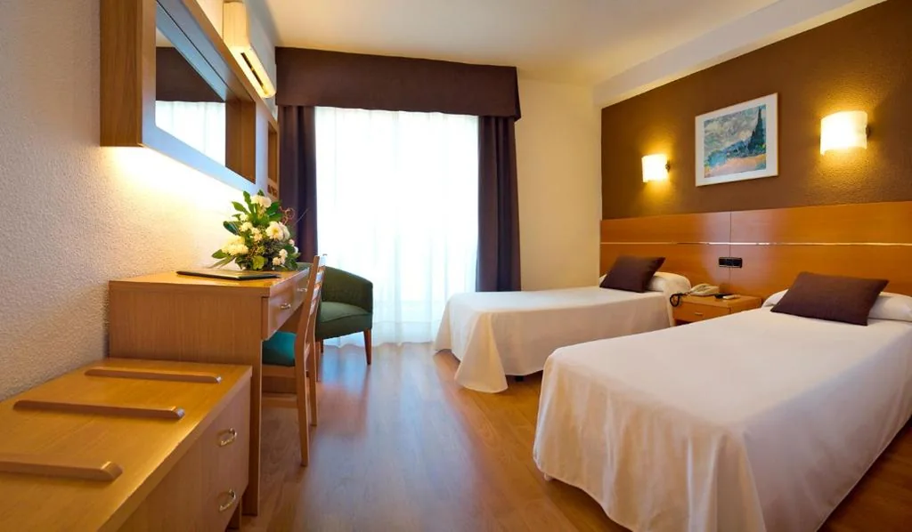 Tweepersoonskamer met 2 bedden (3 volwassenen) — Hotel Villa Naranjos