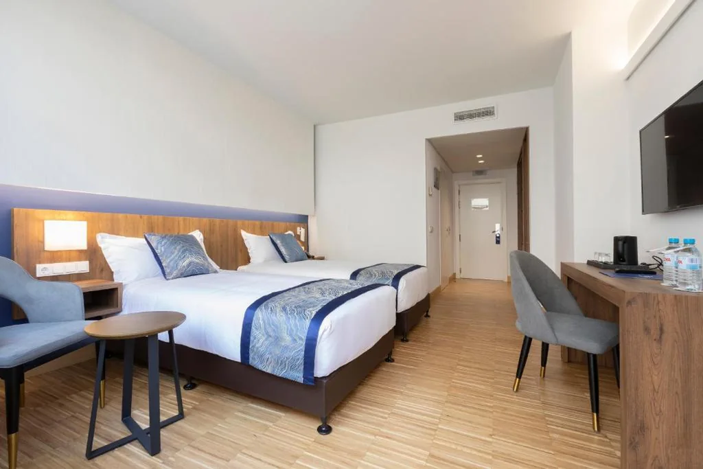 Habitación Doble (1 adulto + 1 niño) — Hotel Villa Odon