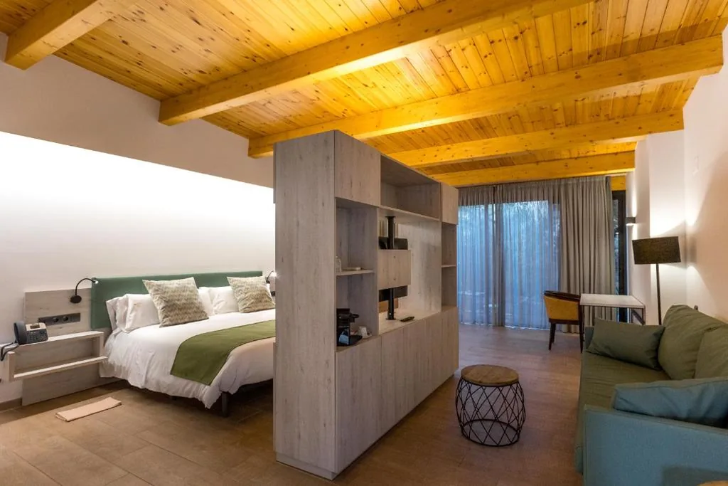 Habitación con cama grande y vistas al jardín — Hotel Villa Retiro