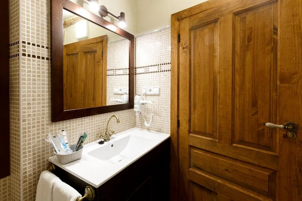 Suite con letto matrimoniale e balcone — Hotel Villa San Jorge