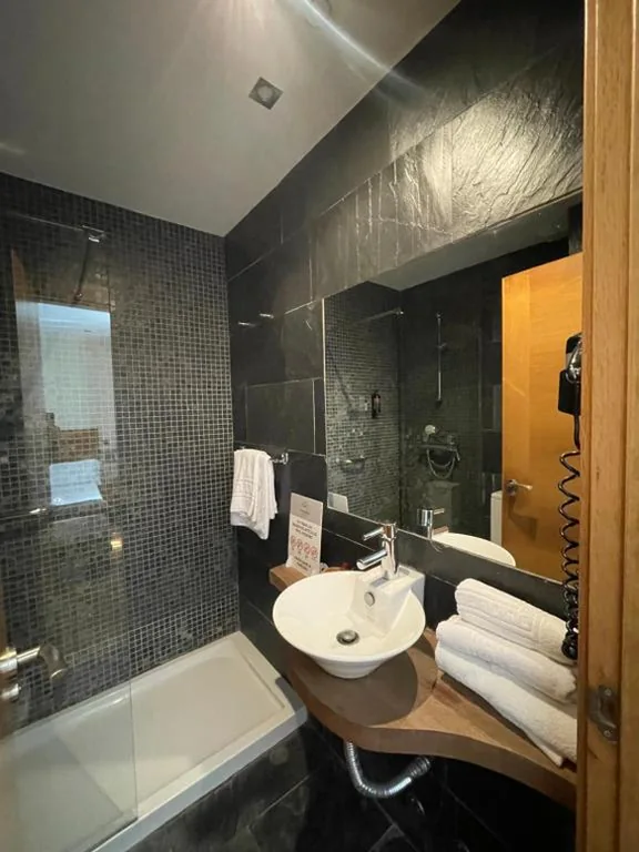 Quarto Duplo Económico com estacionamento — Hotel Villadesella